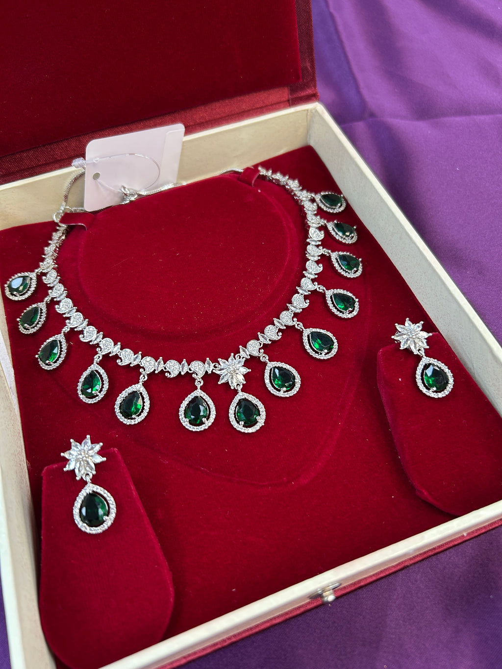 AD green necklace set