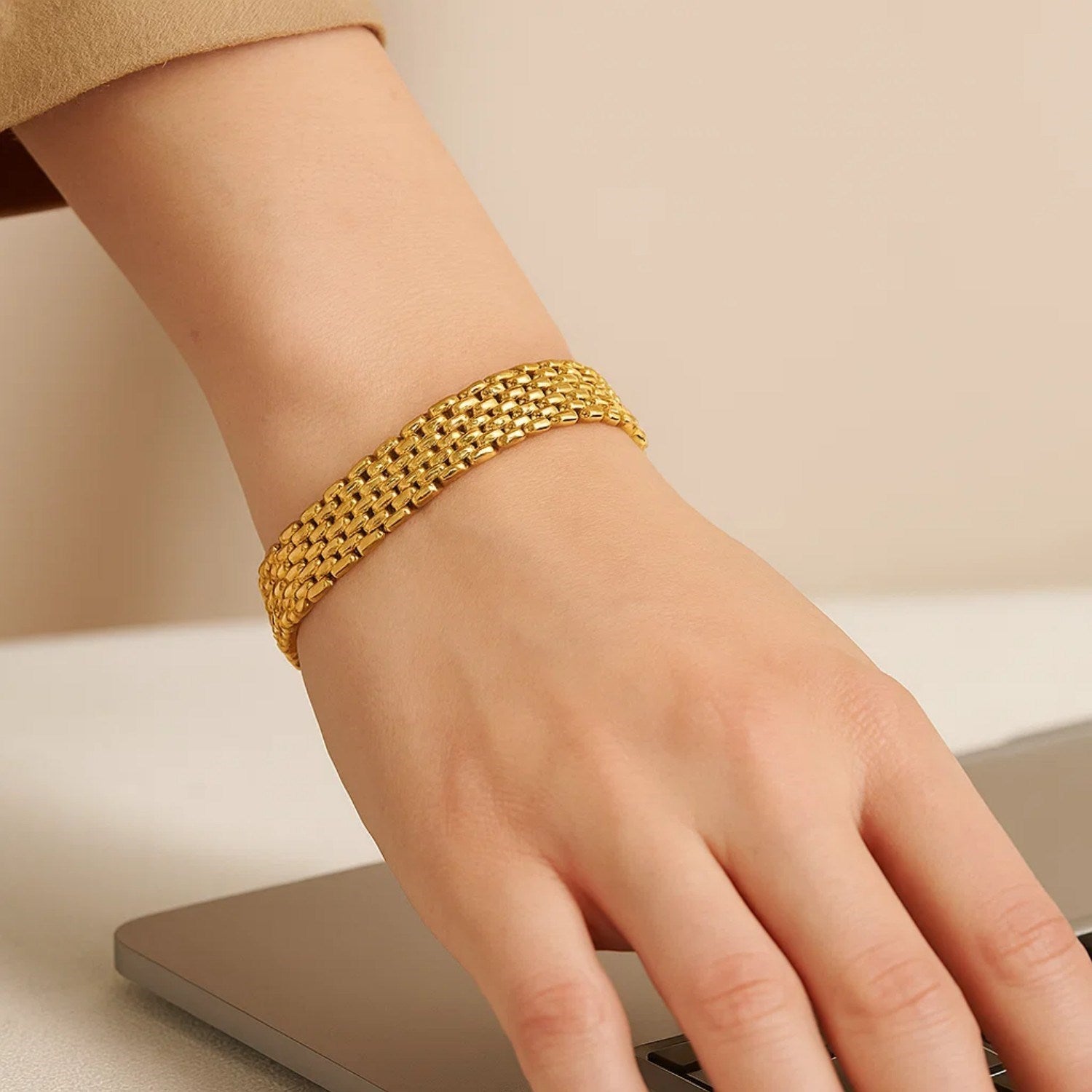 14k Yellow Gold Flexible Panther Line Bracelet (9.00 mm)