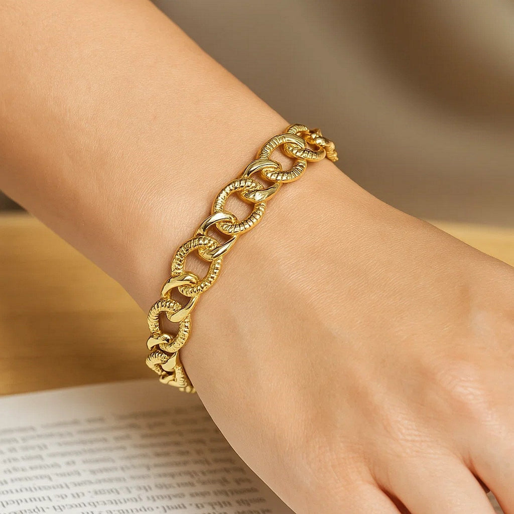 14k Yellow Gold Curb Chain Design with Diamond Cuts Bracelet (8.80 mm)