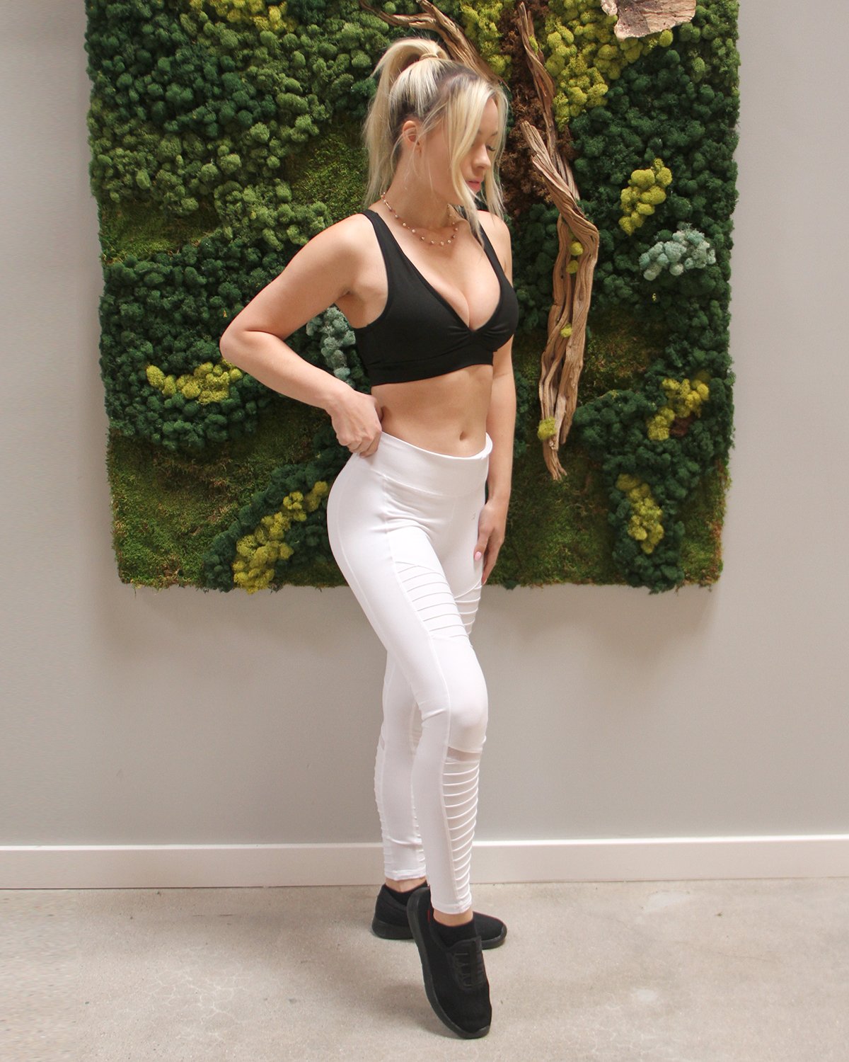 Athletique Low-Waisted Ribbed Leggings With Hidden Pocket Mesh Panels - White